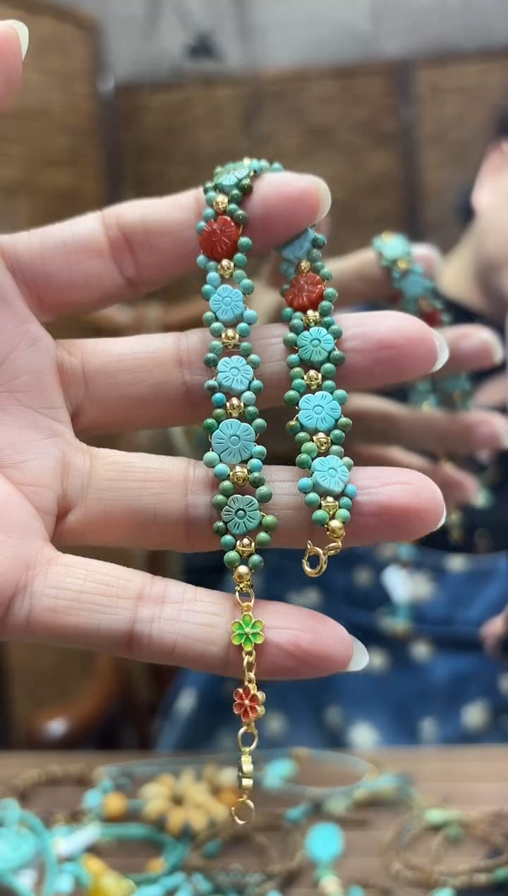 未镶嵌绿松石颈饰发一件