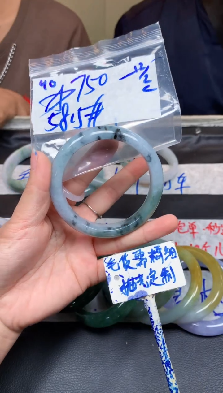 【闪购商品】定制翡翠未镶嵌40毛货需精细抛光手镯多样性拍一发一