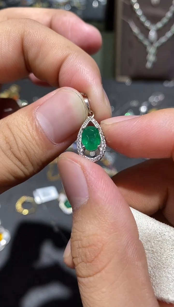 颈饰银S925镶嵌祖母绿吊坠