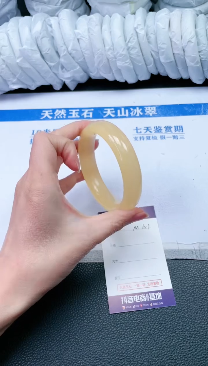 【闪购商品】石英质玉手镯未镶嵌M101