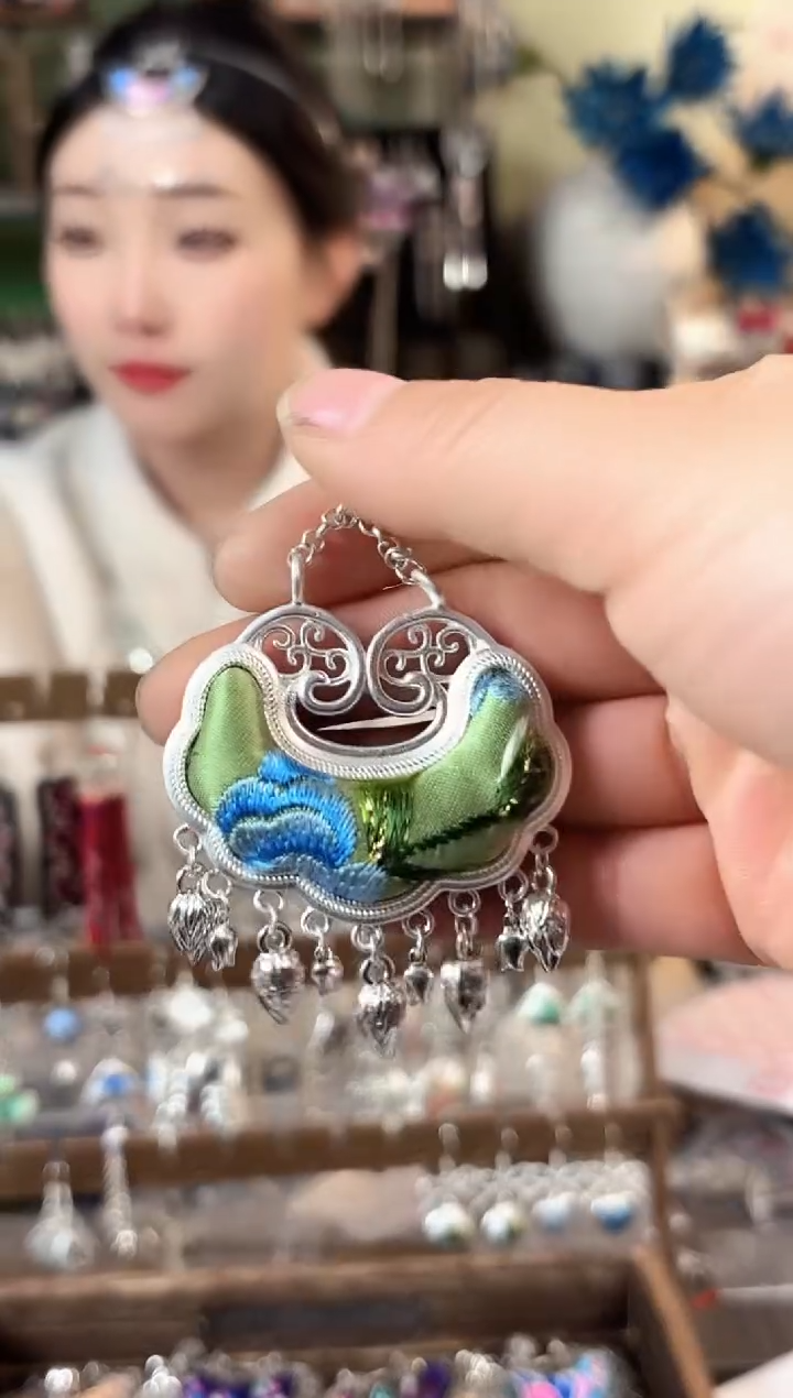 彩云南阁非遗老绣苗银饰品622