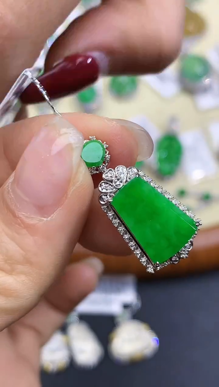 【闪购商品】翡翠吊坠(不含链)18K金镶嵌4600