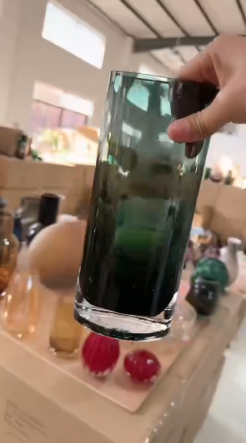 【闪购商品】玻璃微瑕墨绿扁瓶