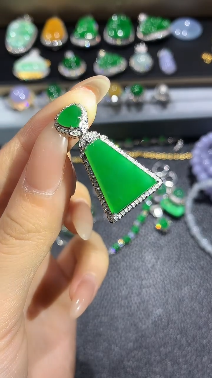 【闪购商品】翡翠吊坠(不含链)18K金镶嵌5团购