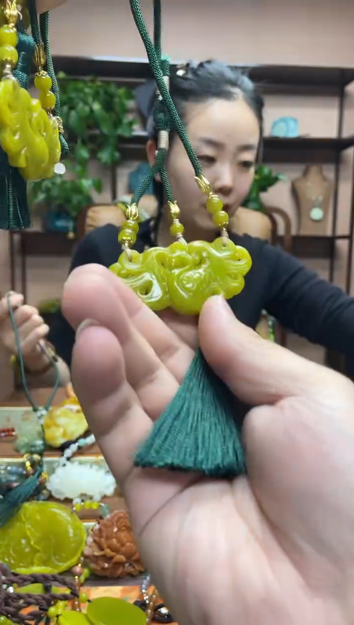 未镶嵌岫玉吊坠多样性发货发其中之一