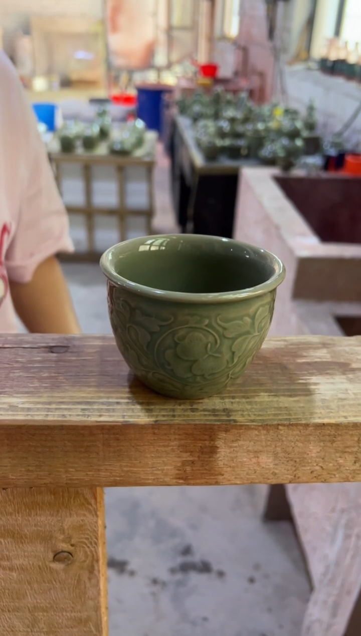 微瑕耀州窑青瓷牡丹纹缸杯