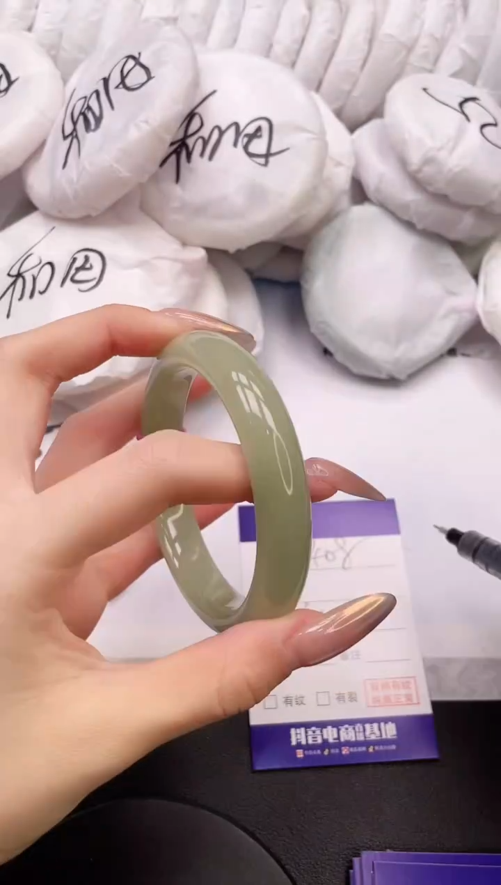 【闪购商品】石英质玉手镯未镶嵌5K408-61