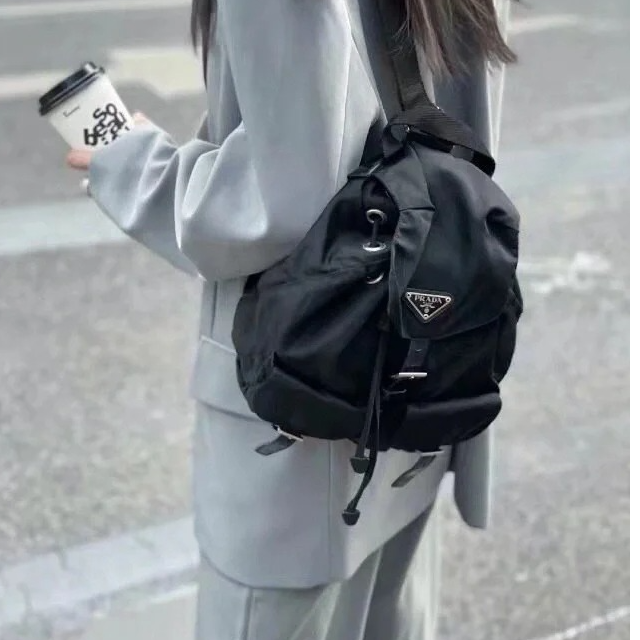 99新 Prada/普拉达 小花Jerry 黑色 尼龙 Re-Nylon 双肩包 小号
