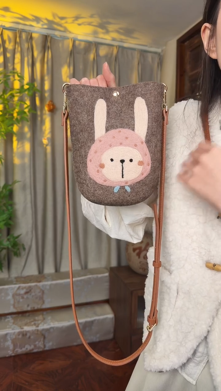 羊毛非遗羊毛毡包 手机包兔子