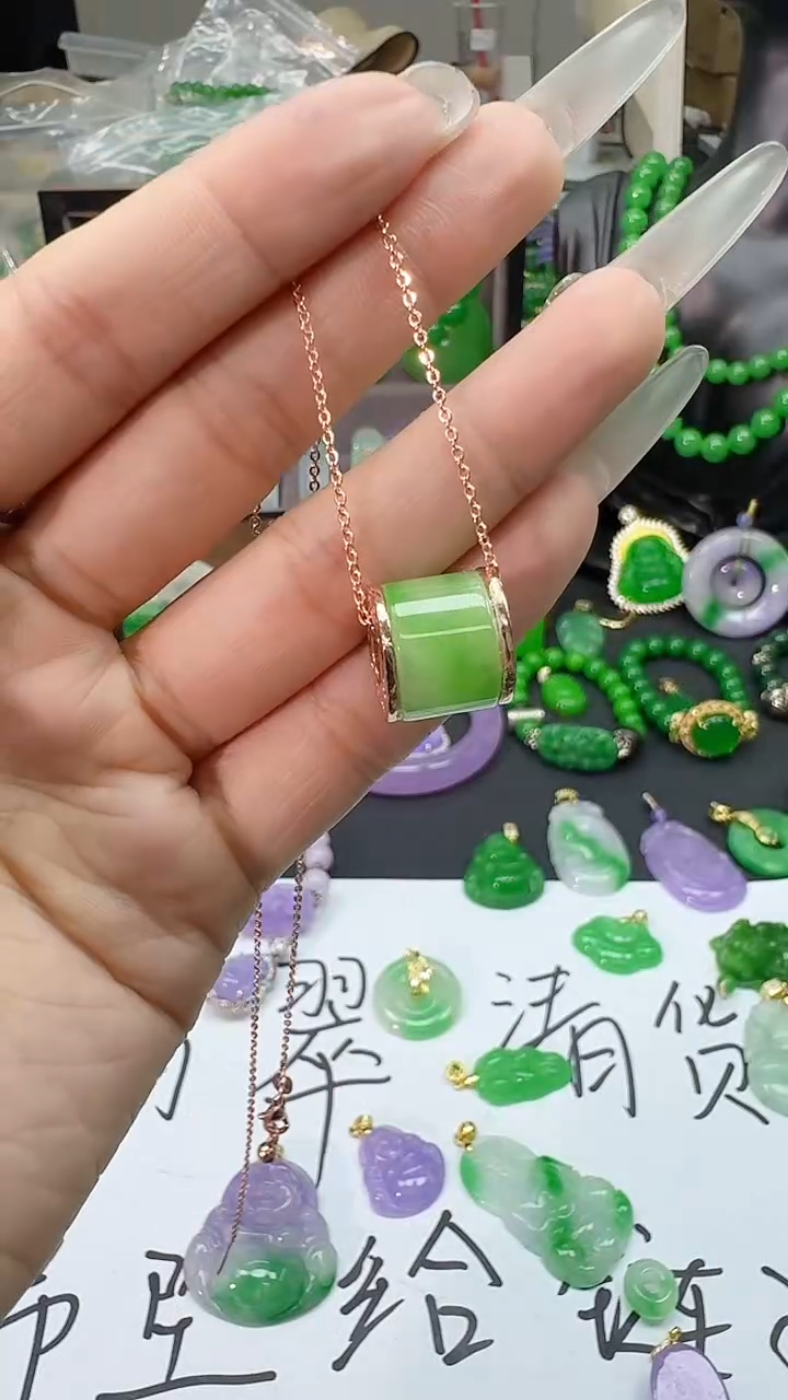 飘花豪镶路路通吊坠