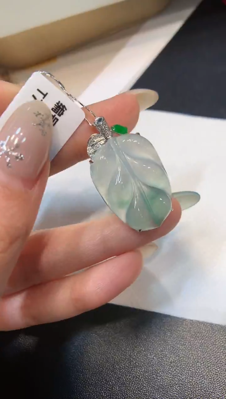 颈饰18K金镶嵌翡翠叶子