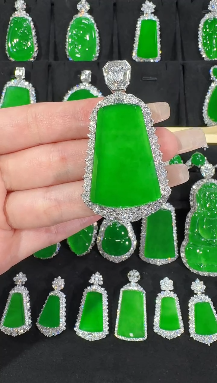 翡翠18K金镶嵌颈饰无事牌天然A货翡翠