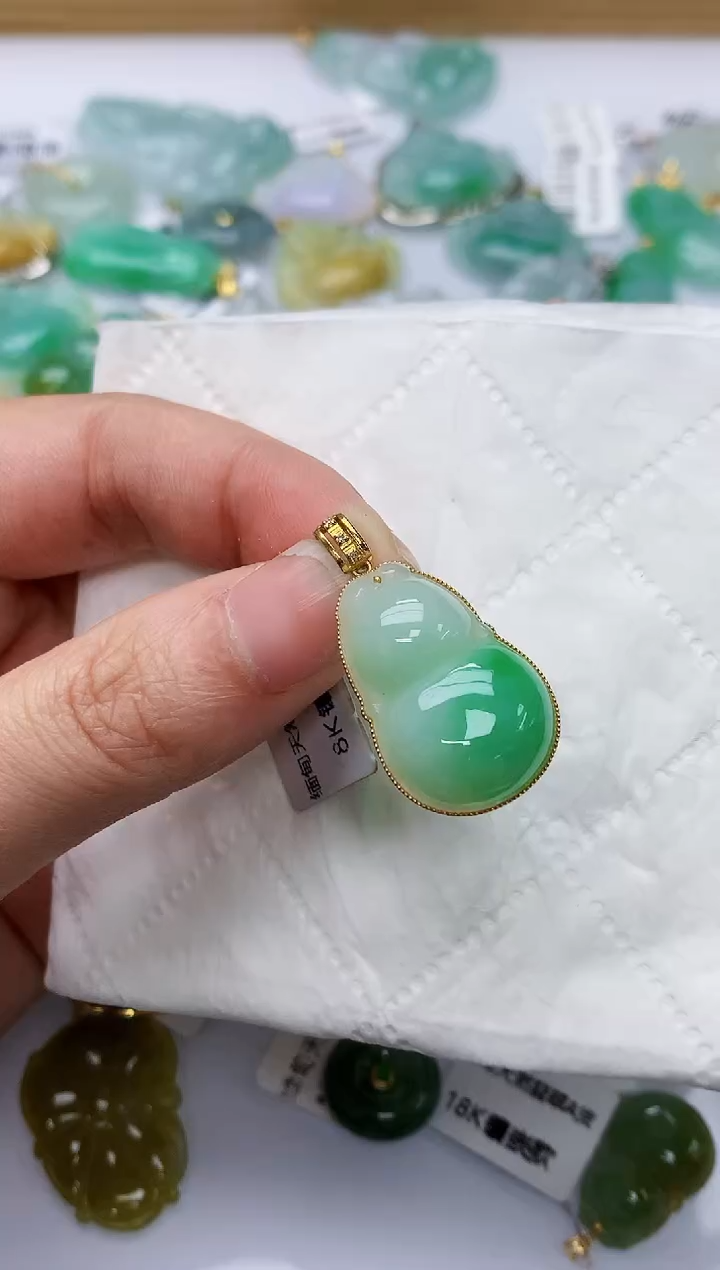 颈饰18K金镶嵌翡翠天然A货