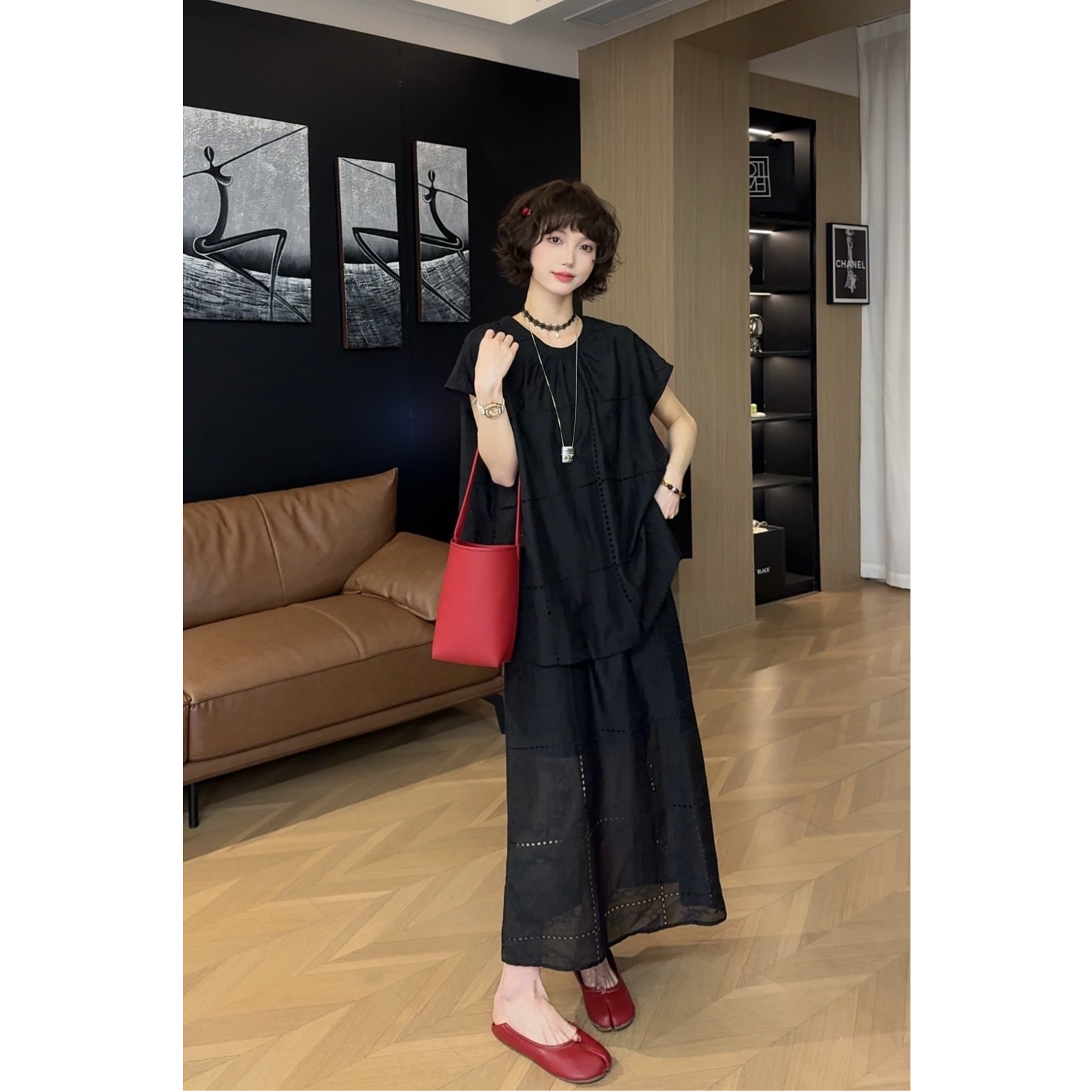 4.26【薇薇绮】设计款天丝刺绣镂空上衣搭松紧显瘦半身裙套装 D561