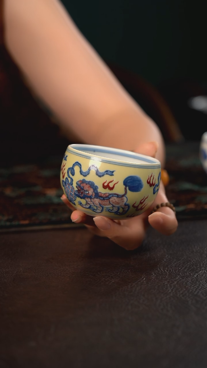 贵红窑青花釉里红黄釉狮子缸杯