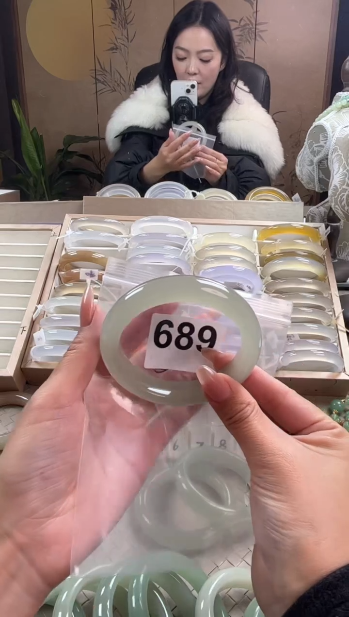 未镶嵌手镯石英质玉R**g689