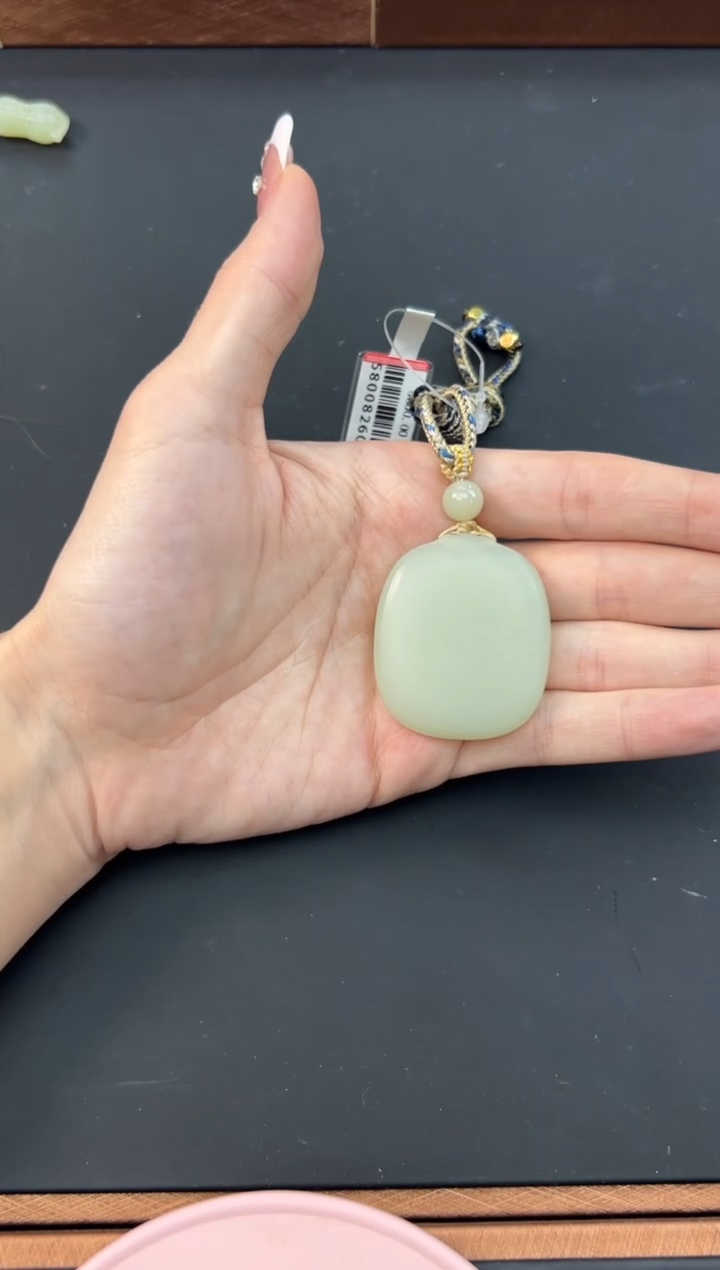 【闪购商品】和田玉吊坠(赠链)未镶嵌且末微色差迪克兰吊坠