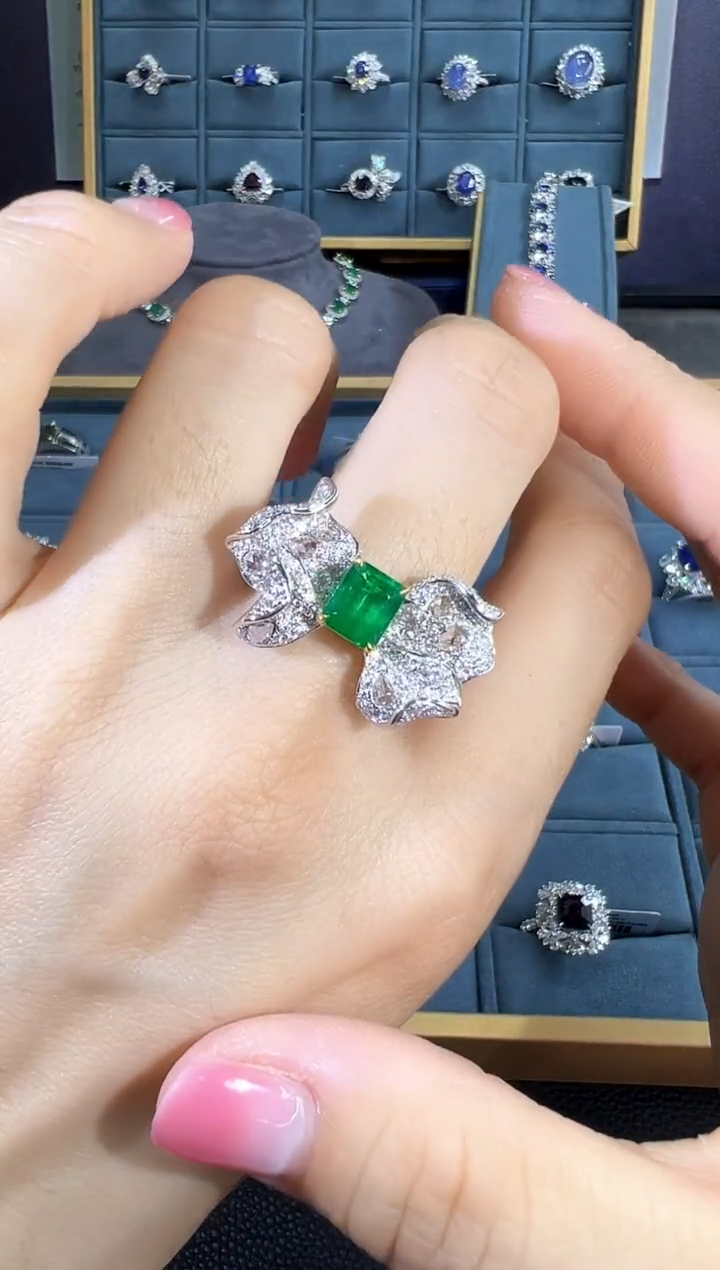 【闪购商品】祖母绿戒指18K金镶嵌戒指