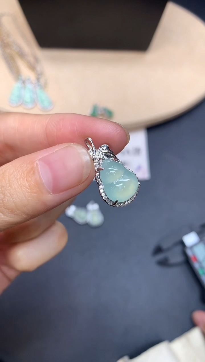 【闪购商品】翡翠吊坠(不含链)银S925镶嵌葫芦【多样性发其一】