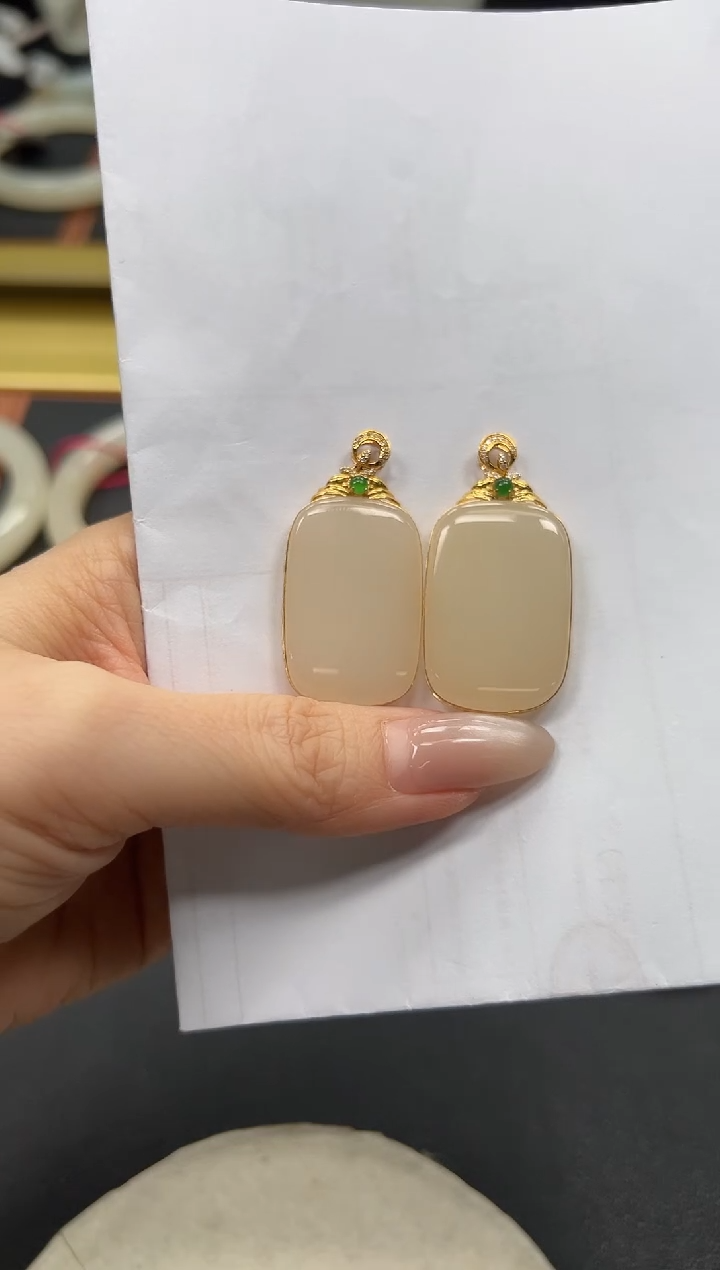 颈饰18K金镶嵌和田玉藕粉无事牌吊坠/多样性发一 31*21*6