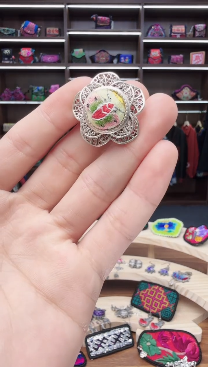 织绣29蒙阿苏苗绣传承店