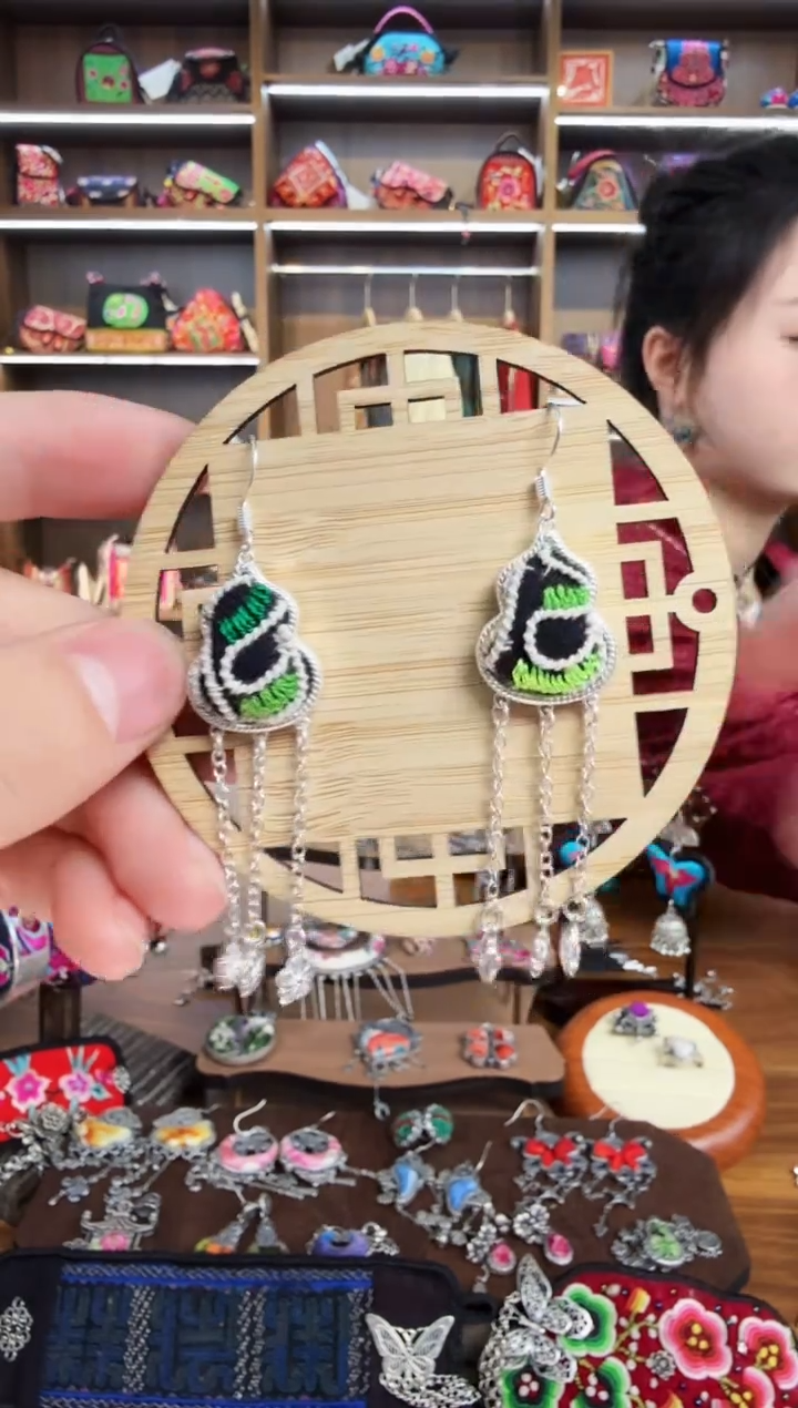 【闪购商品】织绣10蒙阿苏苗绣传承