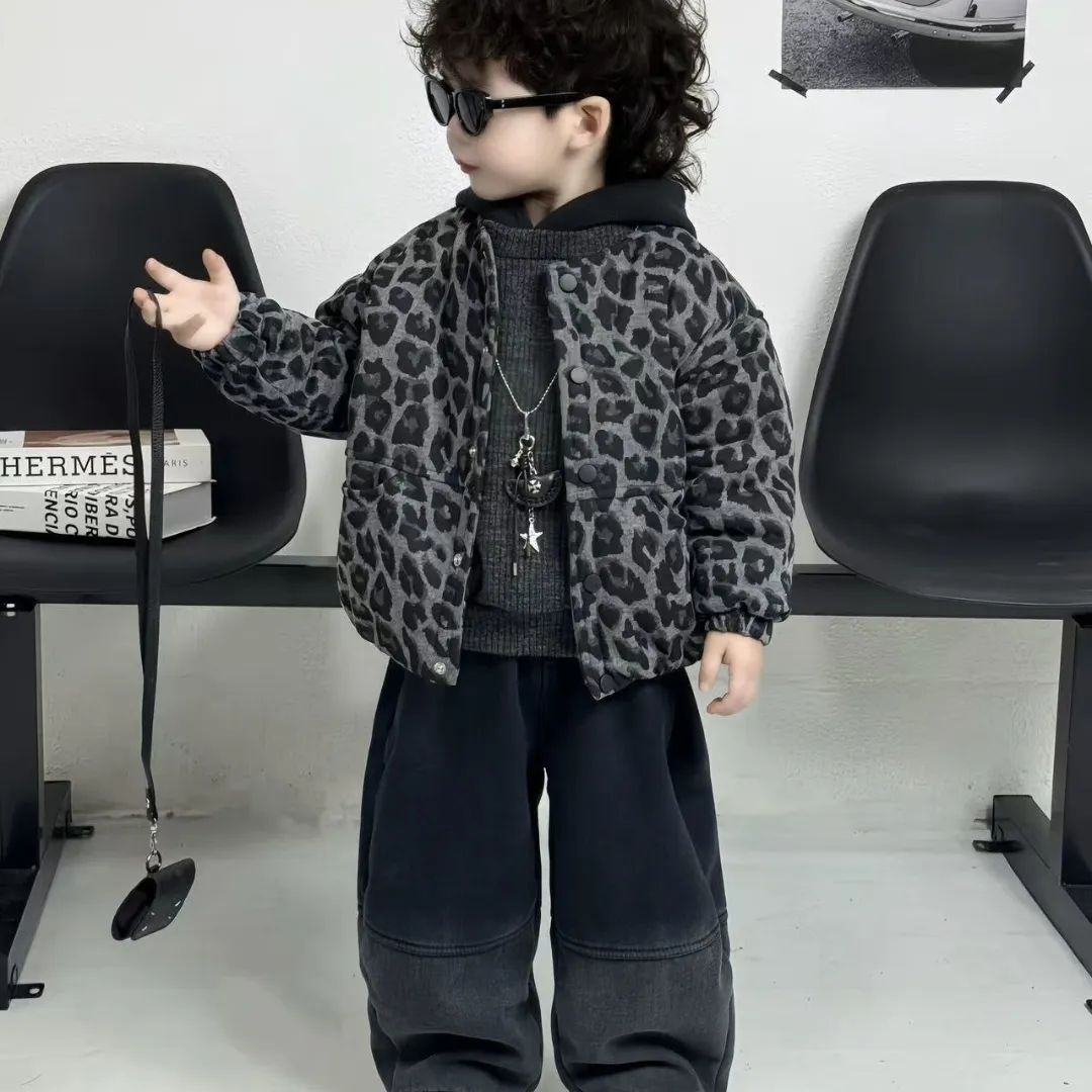 男童2025秋冬新款加绒豹纹洋气外套针织帽衫时髦牛仔裤潮三件