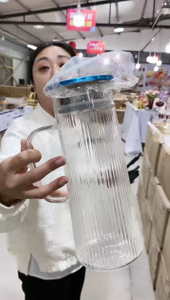 耐热玻璃竖纹水壶一个