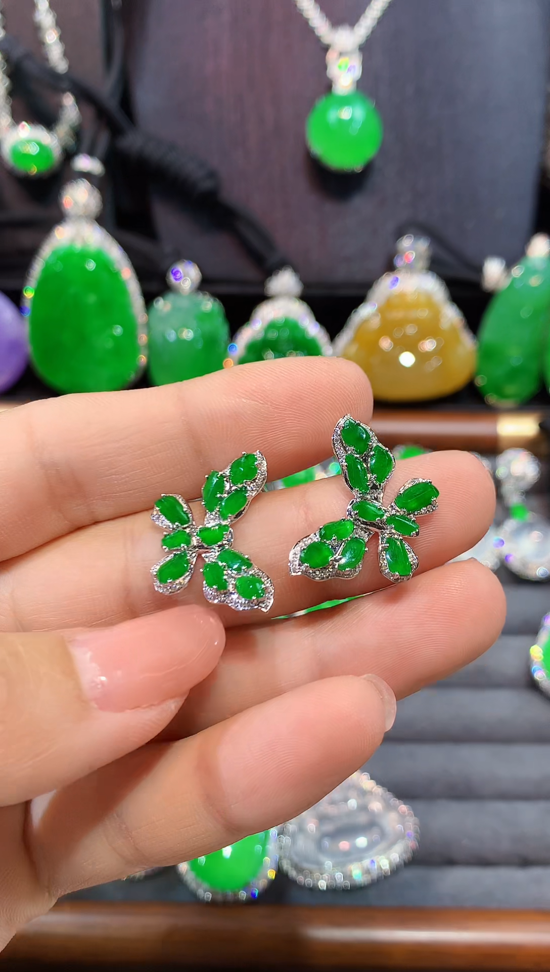 18K金镶嵌翡翠耳饰耳钉