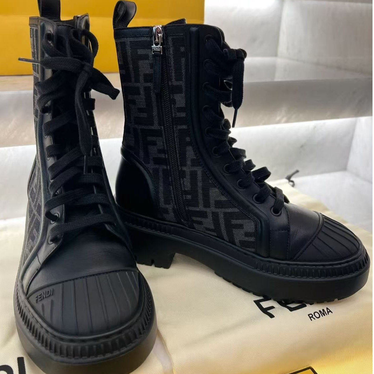 未使用 FENDI/芬迪 芬迪黑色贝壳老花短靴36码