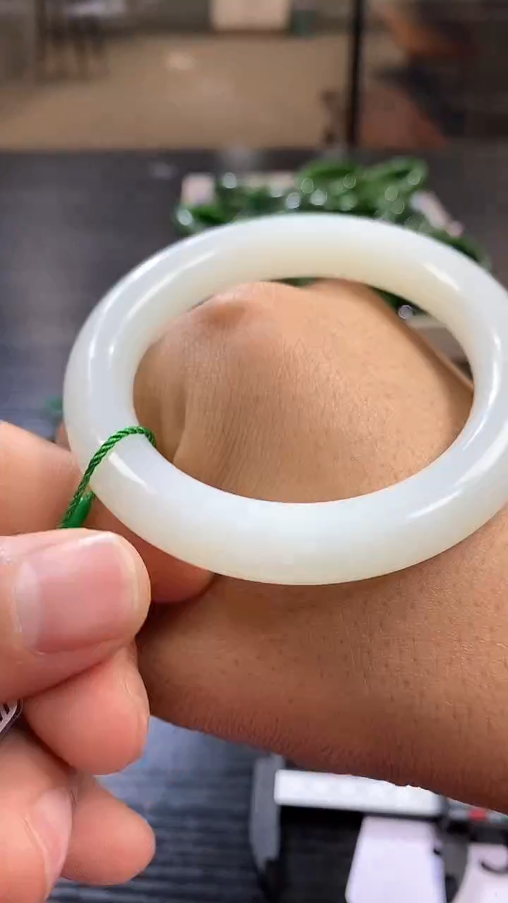 【闪购商品】和田玉白玉手镯56+未镶嵌一个