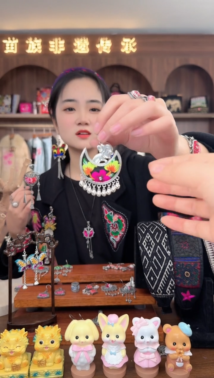 【闪购商品】织绣扶光苗绣传承64