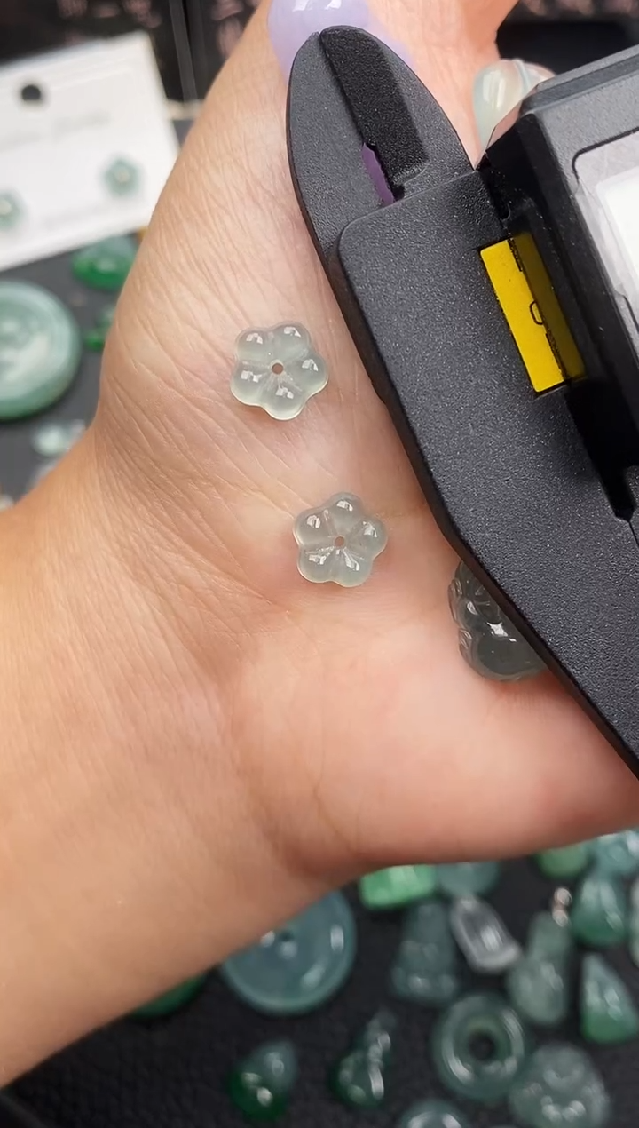 翡翠未镶嵌颈饰小花