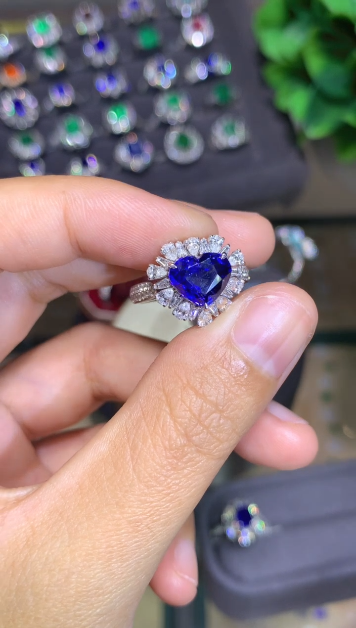 戒指蓝宝石18K金镶嵌2.8CT