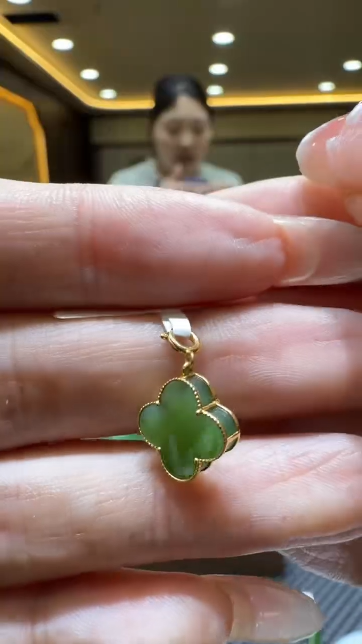 颈饰18K金镶嵌和田玉挂件