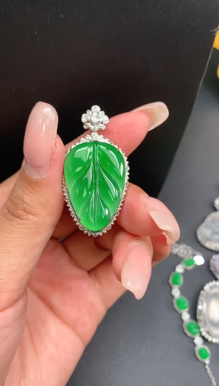 【闪购商品】翡翠颈饰18K金镶嵌叶子1510