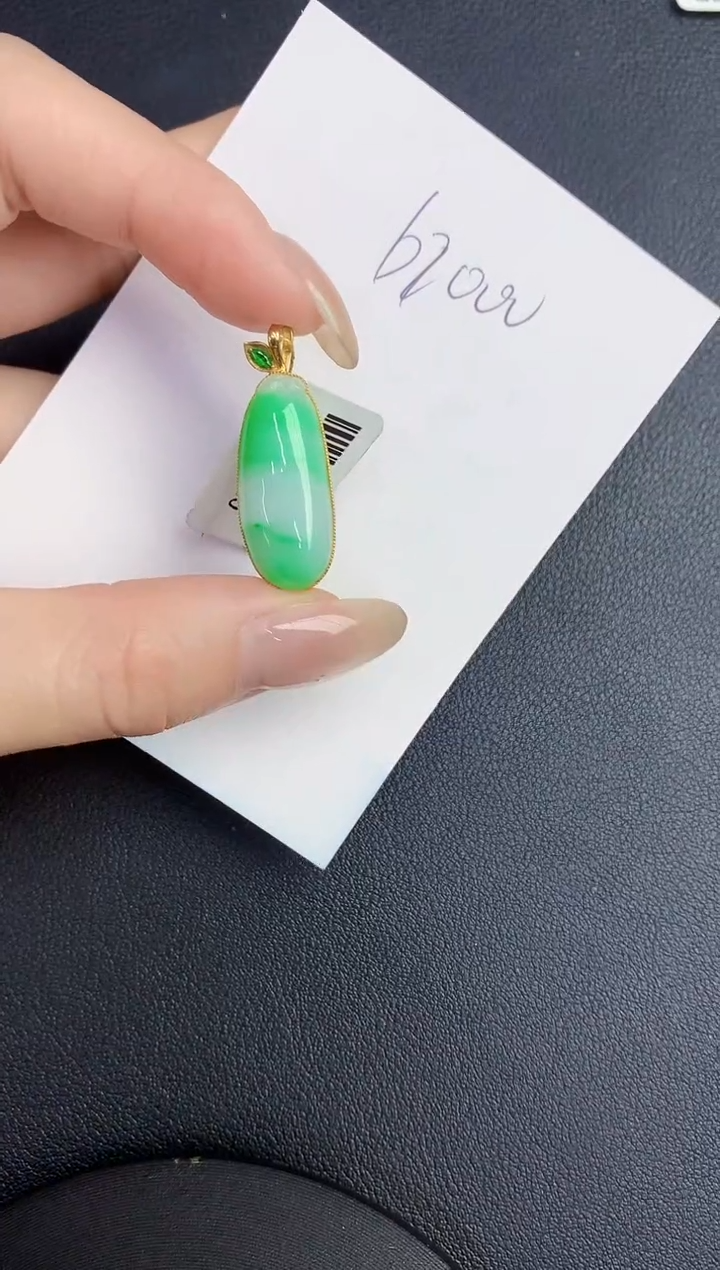 翡翠18K金镶嵌颈饰缅甸天然翡翠A货