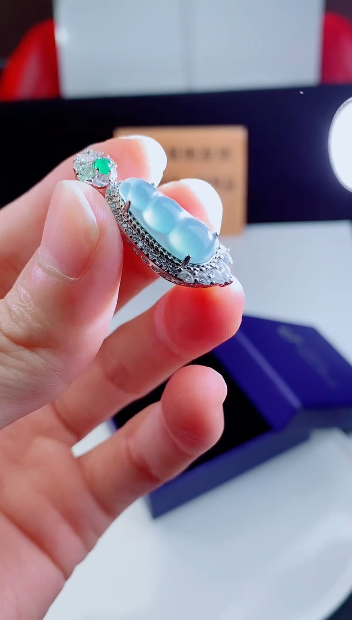 颈饰未镶嵌翡翠 