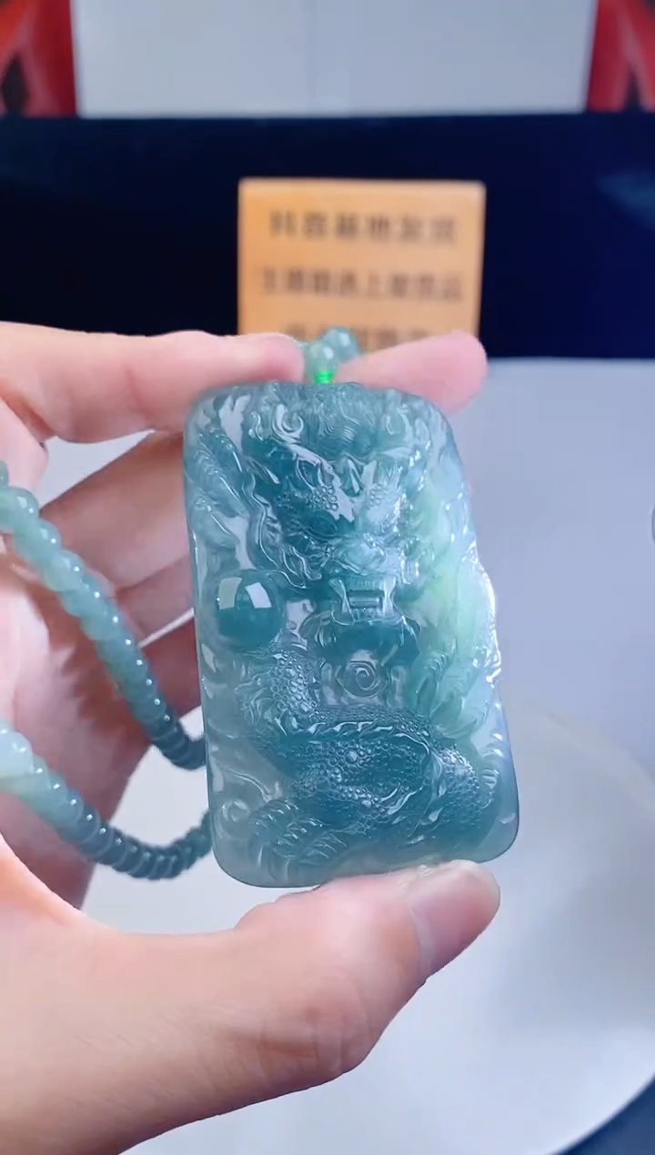 颈饰未镶嵌翡翠 