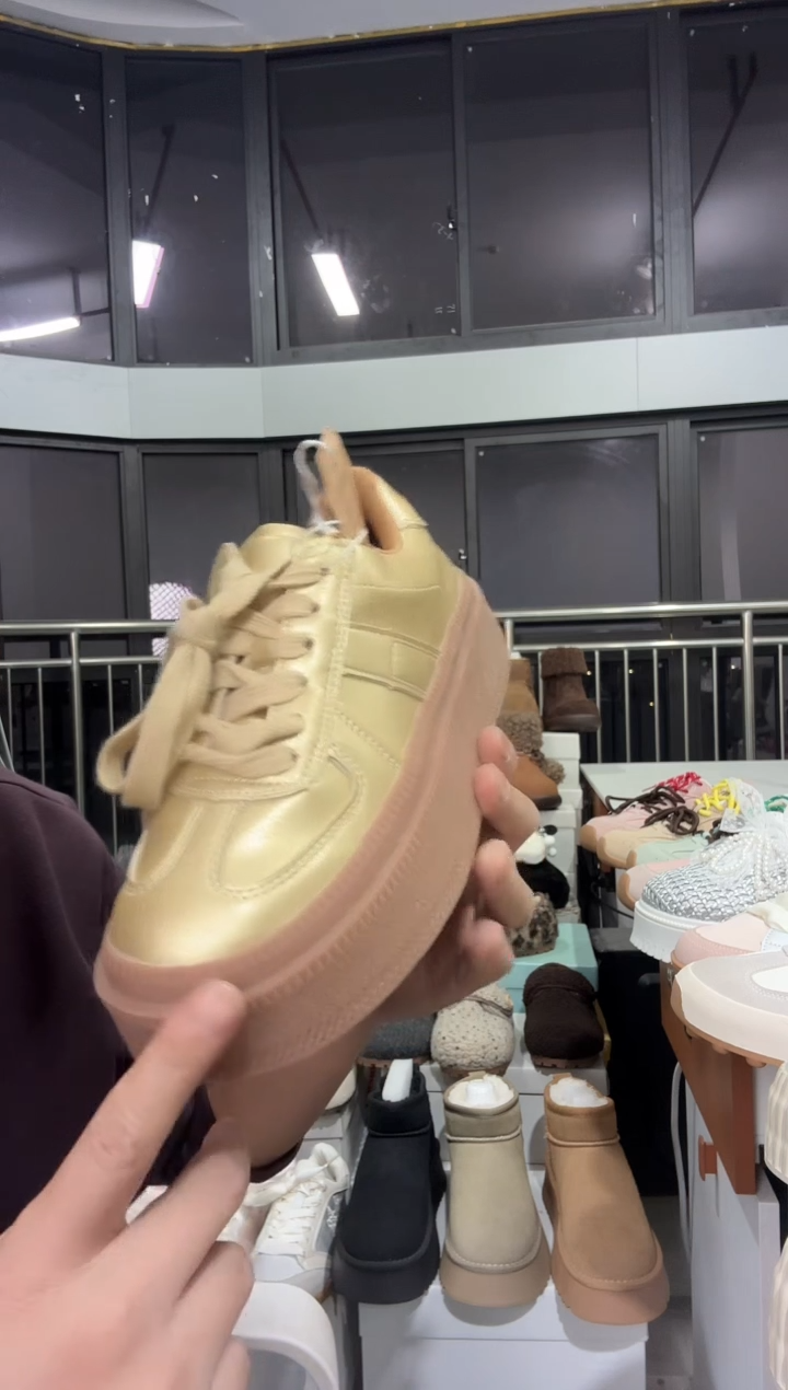 载**言厚底金色板鞋35码孤品不退没有运费险