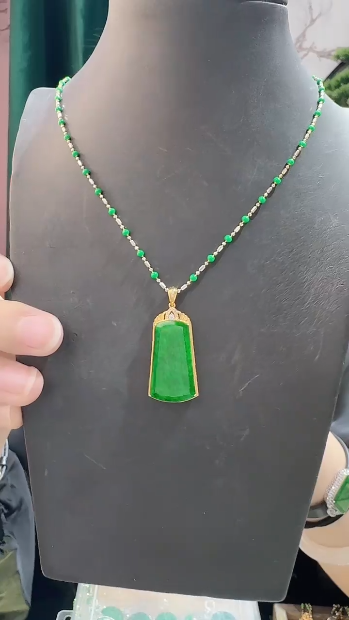 颈饰18K金镶嵌翡翠8888888