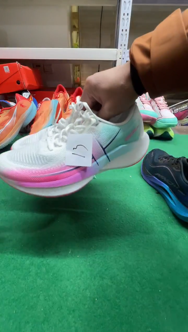 文*这是个大鞋店的鞋