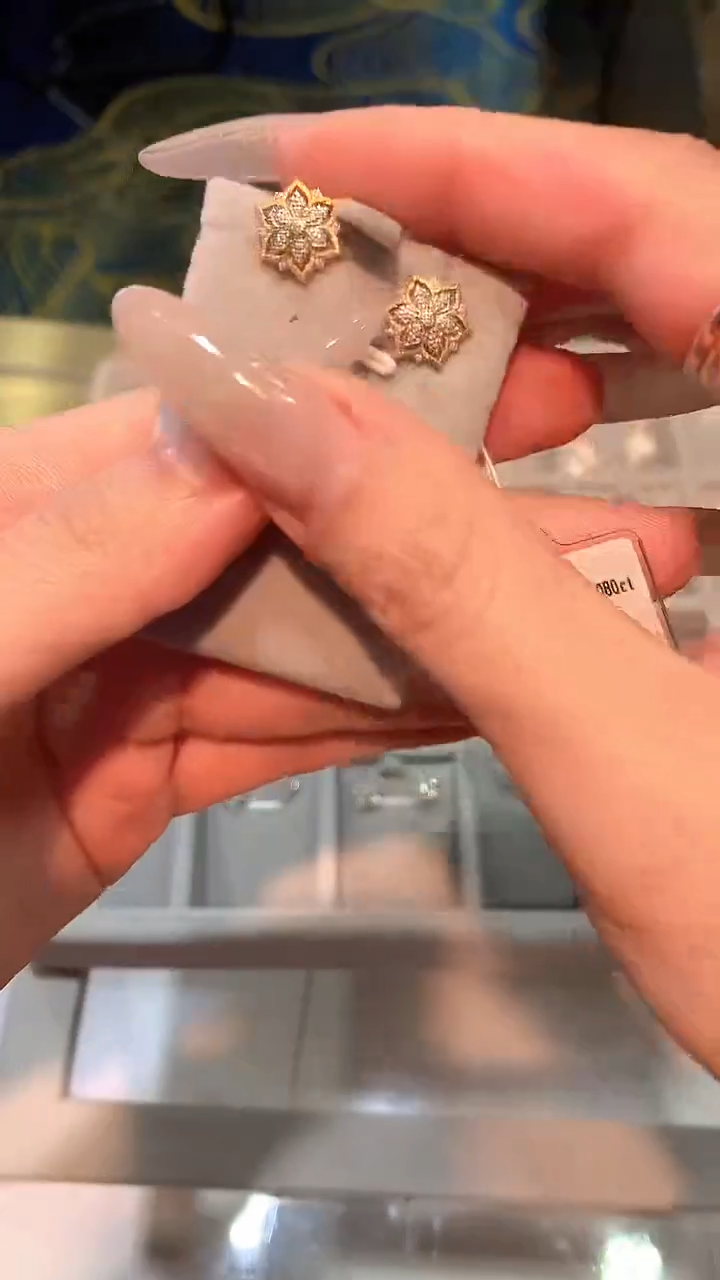 【闪购商品】钻石耳饰18K金镶嵌耳饰