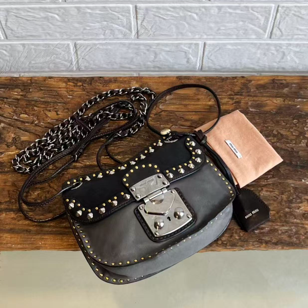95新 MIU MIU/缪缪 铆钉软羊皮单肩包