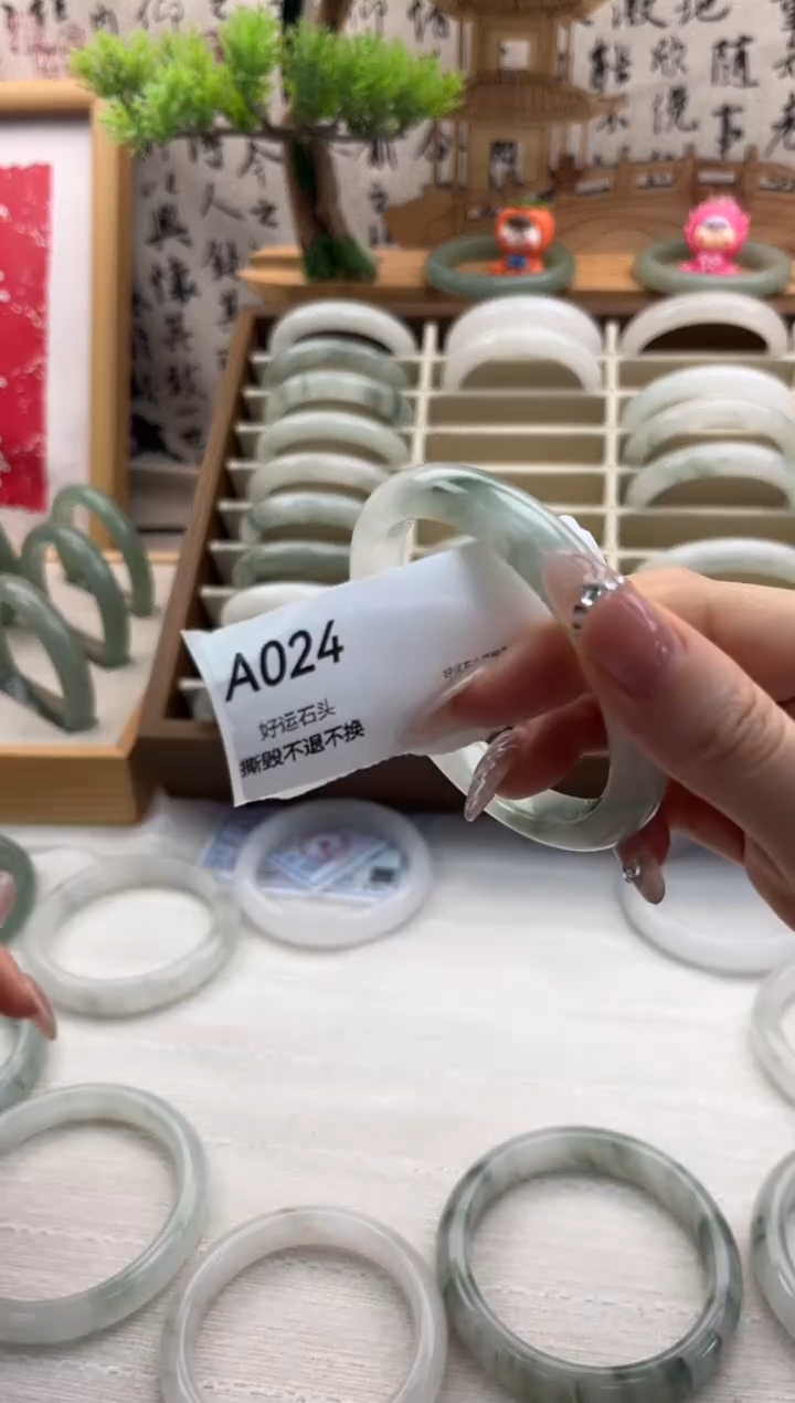 未镶嵌手镯石英质玉微瑕024