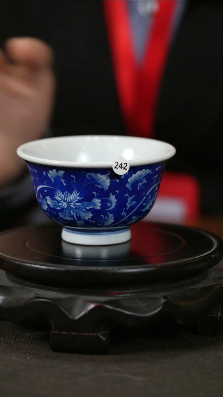 【闪购商品】杯子蓝底缠枝花卉压手杯242