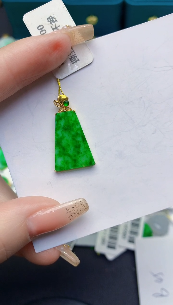 颈饰18K金镶嵌翡翠缅甸天然翡翠A货