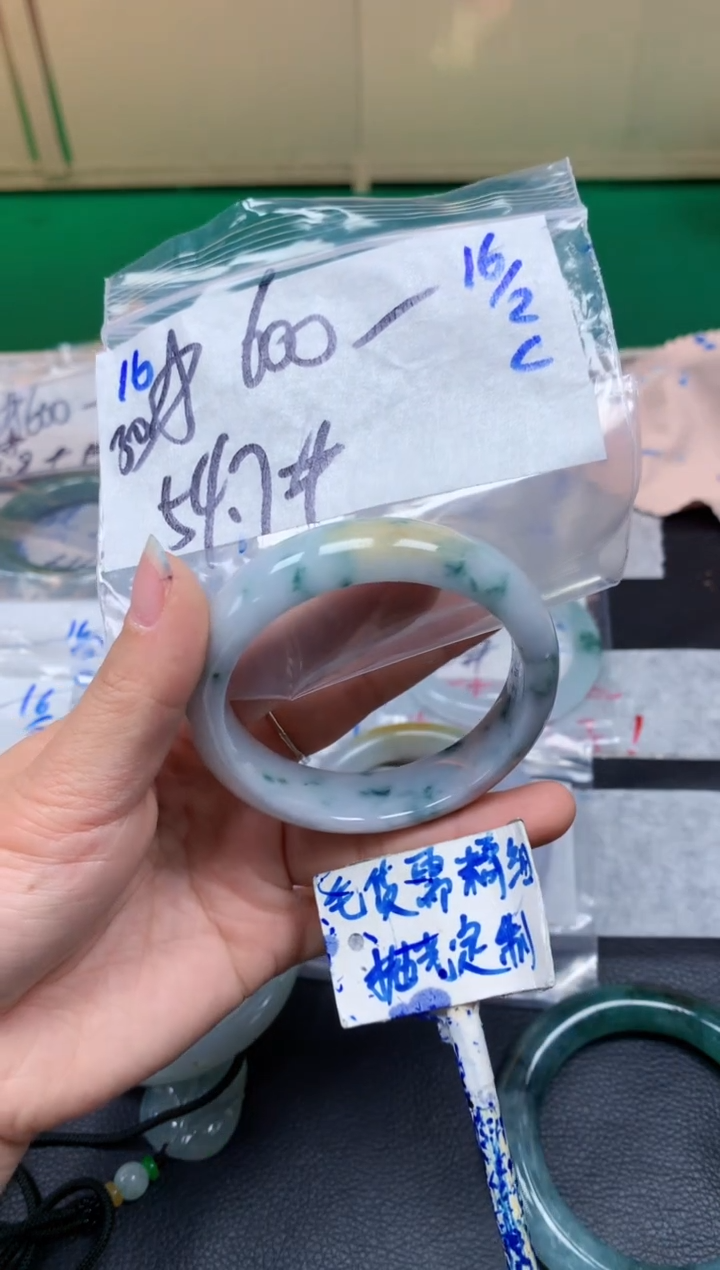 【闪购商品】定制翡翠未镶嵌16毛货需精细抛光手镯多样性拍一发一