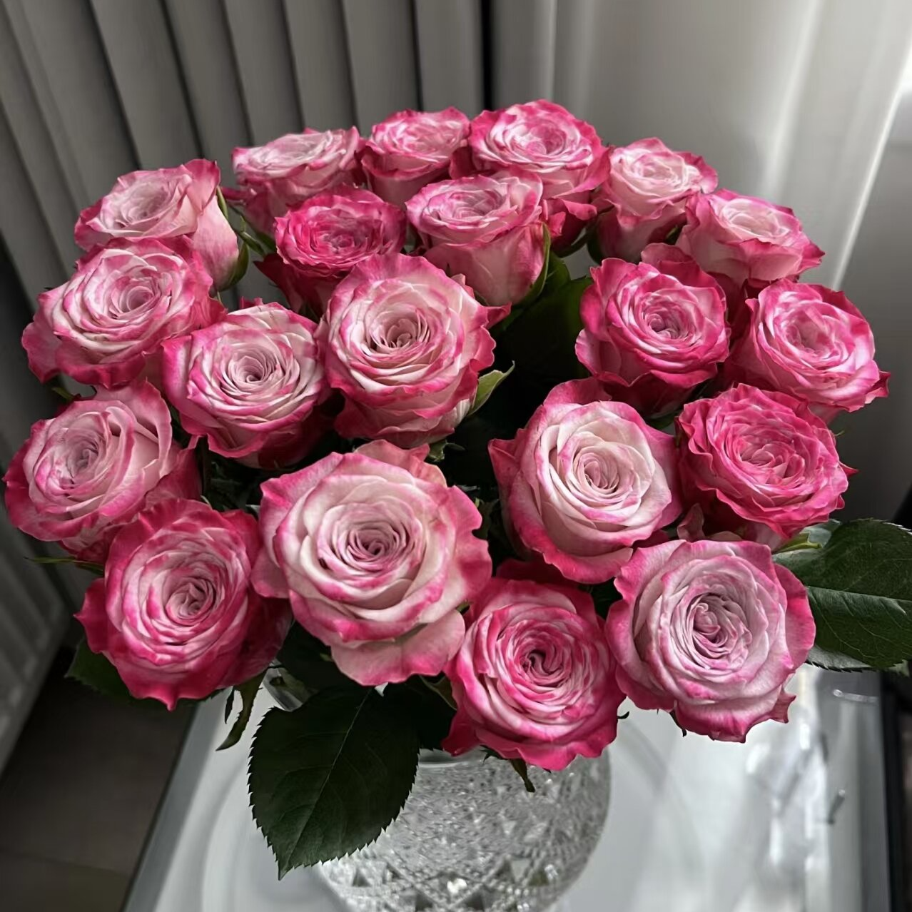 粉色经典单头玫瑰   相同地址任意两单送配草一束