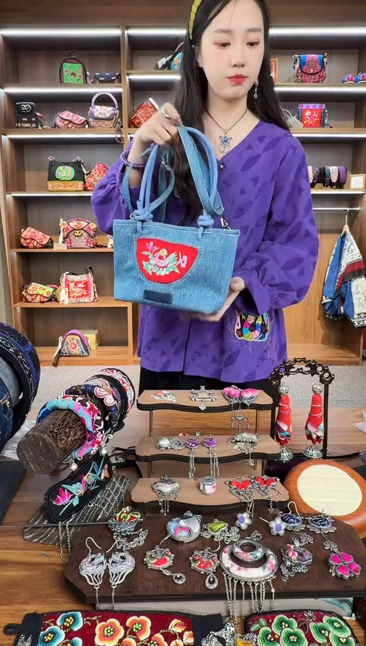 【闪购商品】织绣A30蒙阿苏苗绣传承